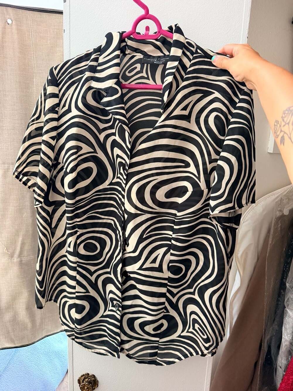 California Concepts Collection Woman Black White Abstract Wavy Shirt